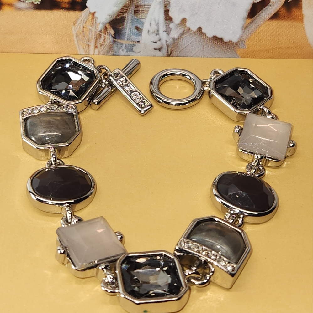 #1897, WHITE HOUSE BLACK MARKET, BRACELET. LIKE NEW 8"IN